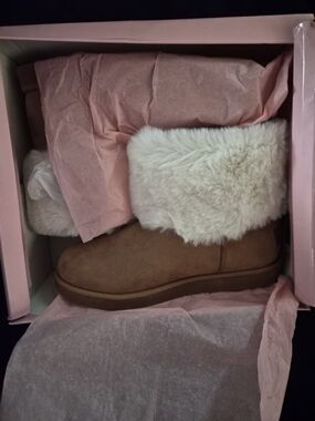 Juicy Couture Tan Winter Boots with Cream Faux Fur Cuff